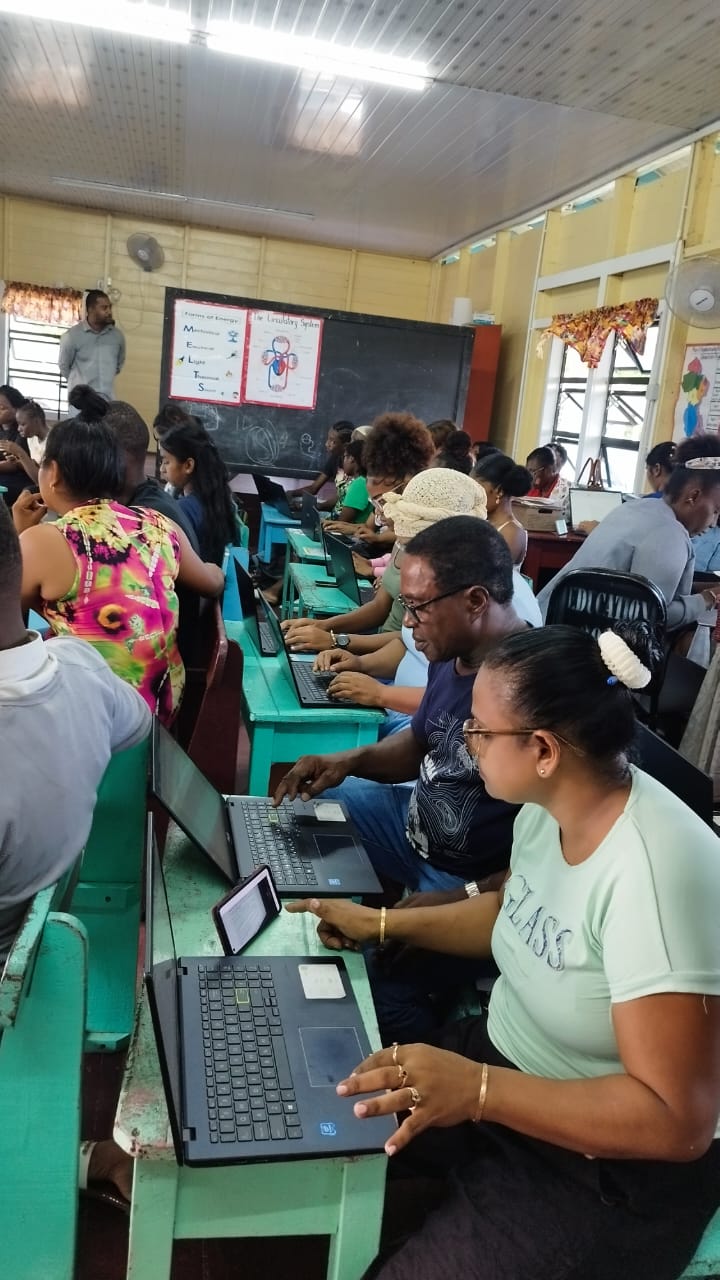 𝐄𝐦𝐩𝐨𝐰𝐞𝐫𝐢𝐧𝐠 𝐂𝐨𝐦𝐦𝐮𝐧𝐢𝐭𝐢𝐞𝐬: 𝐁𝐚𝐬𝐢𝐜 𝐈𝐂𝐓 𝐓𝐫𝐚𝐢𝐧𝐢𝐧𝐠 𝐜𝐨𝐧𝐭𝐢𝐧𝐮𝐞𝐬 𝐢𝐧 𝐒𝐚𝐧𝐝𝐯𝐨𝐨𝐫𝐭, 𝐖𝐞𝐬𝐭 𝐂𝐚𝐧𝐣𝐞.